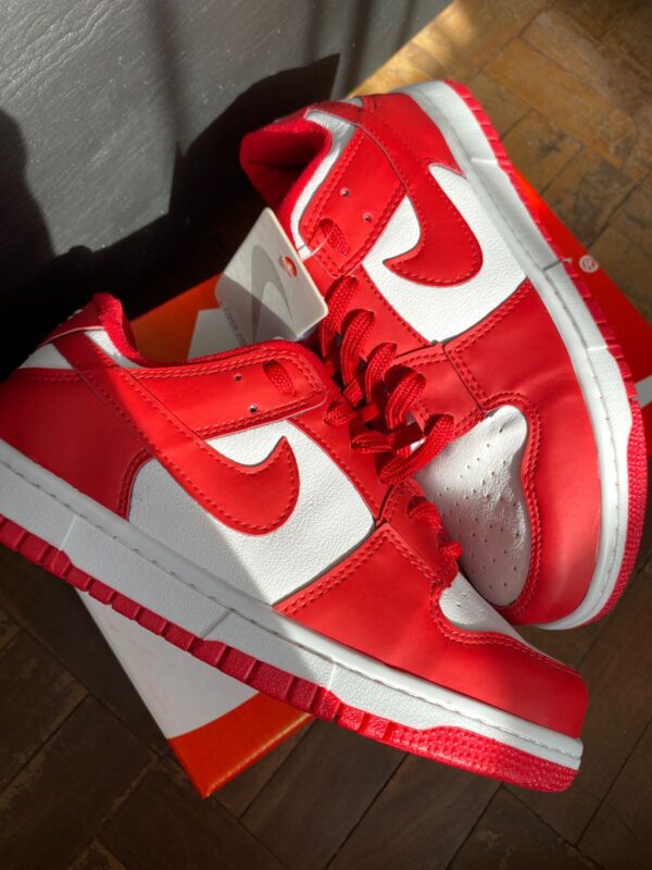 NIKE SB DUNK LOW VERMELHO - Image 2