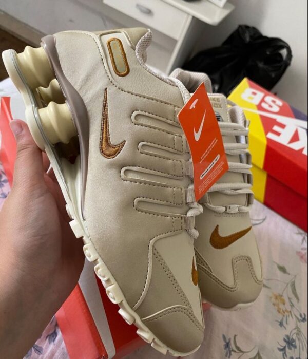 NIKE SHOX DOURADO