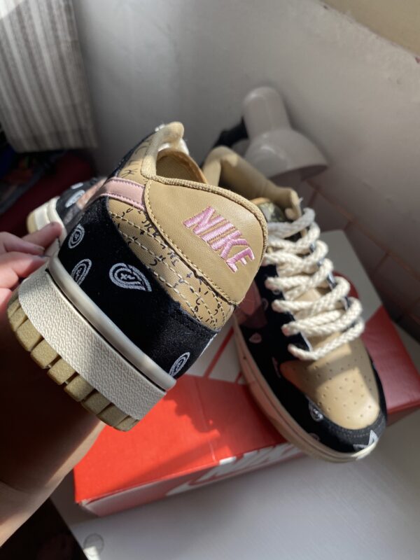 NIKE SB DUNK LOW TRAVIS SCOTT - Imagem 3