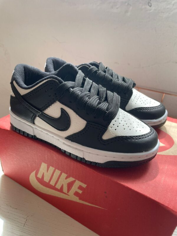 NIKE SB DUNK LOW PRETO E BRANCO INFANTIL - Imagem 2